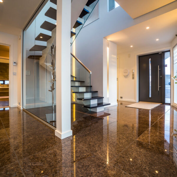 Murarbeid i Kristiansand – Polerte steinfliser i stilrent inngangsparti