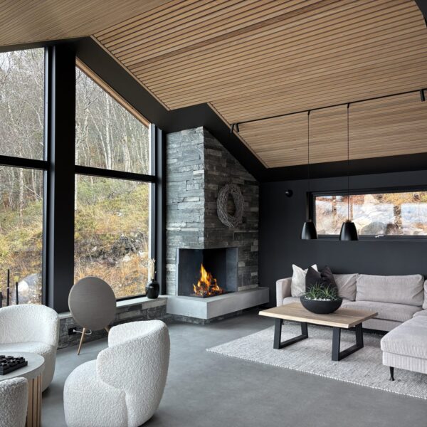 Murarbeid i Kristiansand – Murerarbeid i moderne hytte – betong, peis og naturstein